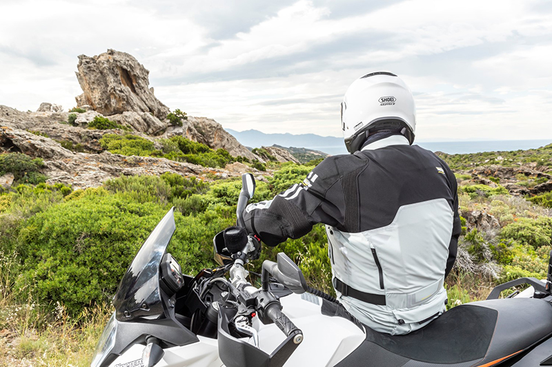 Motorradfahrer in Spanien mit Touring Jacke