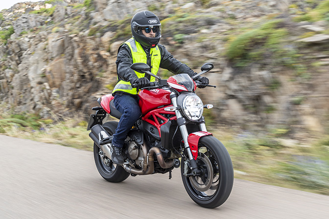 Motorradfahrer mit Helite Airbag-Weste