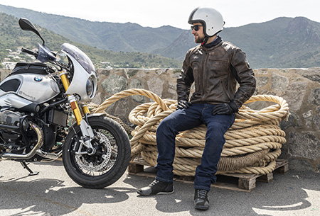 Motorradfahrer mit Helite Airbag-Lederjacke
