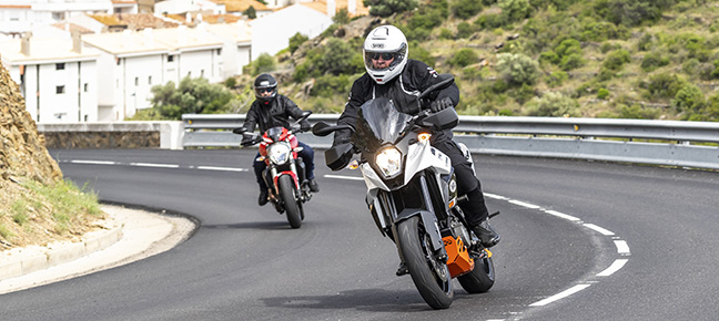 Zwei Motorradfahrer mit Helite Airbag-JAcken
