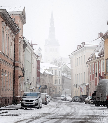 Verschneite Straße im Winter