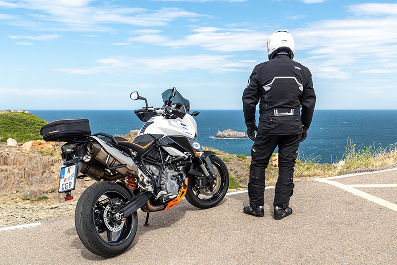 Motorradfahrer mit Helite Airbag-Jacke