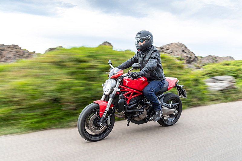 Motorradfahrer mit Helite Airbag-Lederjacke