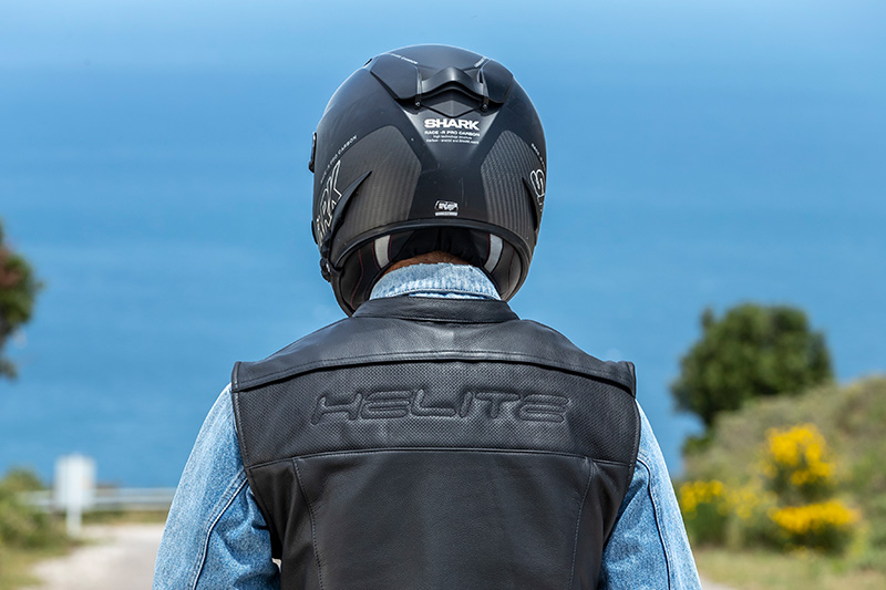 Motorradfahrer mit Helite Airbag-Weste
