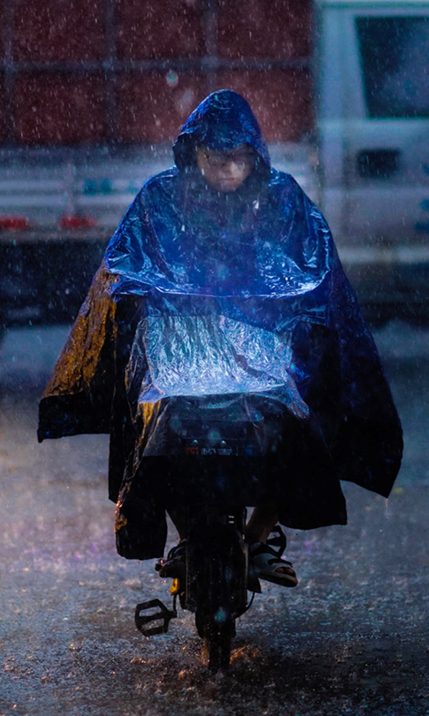 Mofafahrer im Regen