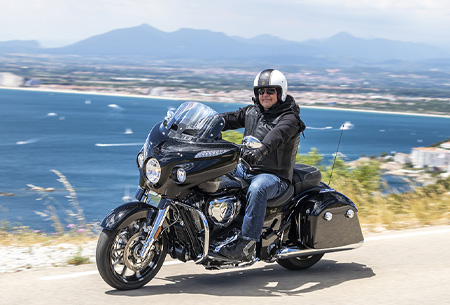 Indian Chief Dark Horse schwarz in Spanien mit Helite Airbag Weste