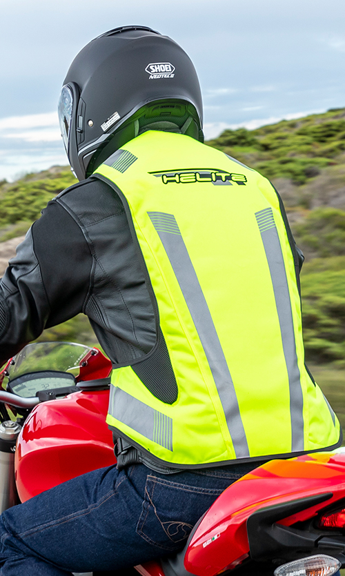 Motorradfahrer mit Helite Airbag-Weste in Hi-Vis