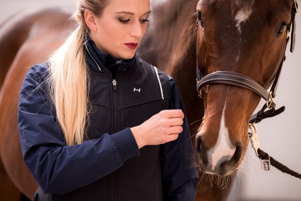 Reiterin mit Helite Airbag-Weste für den Reitsport