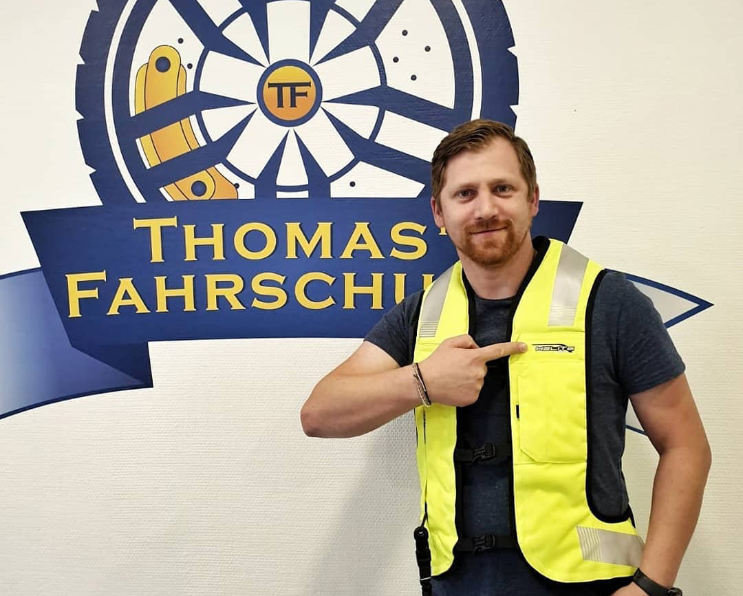 Fahrlehrer mit Helite Airbag-Weste